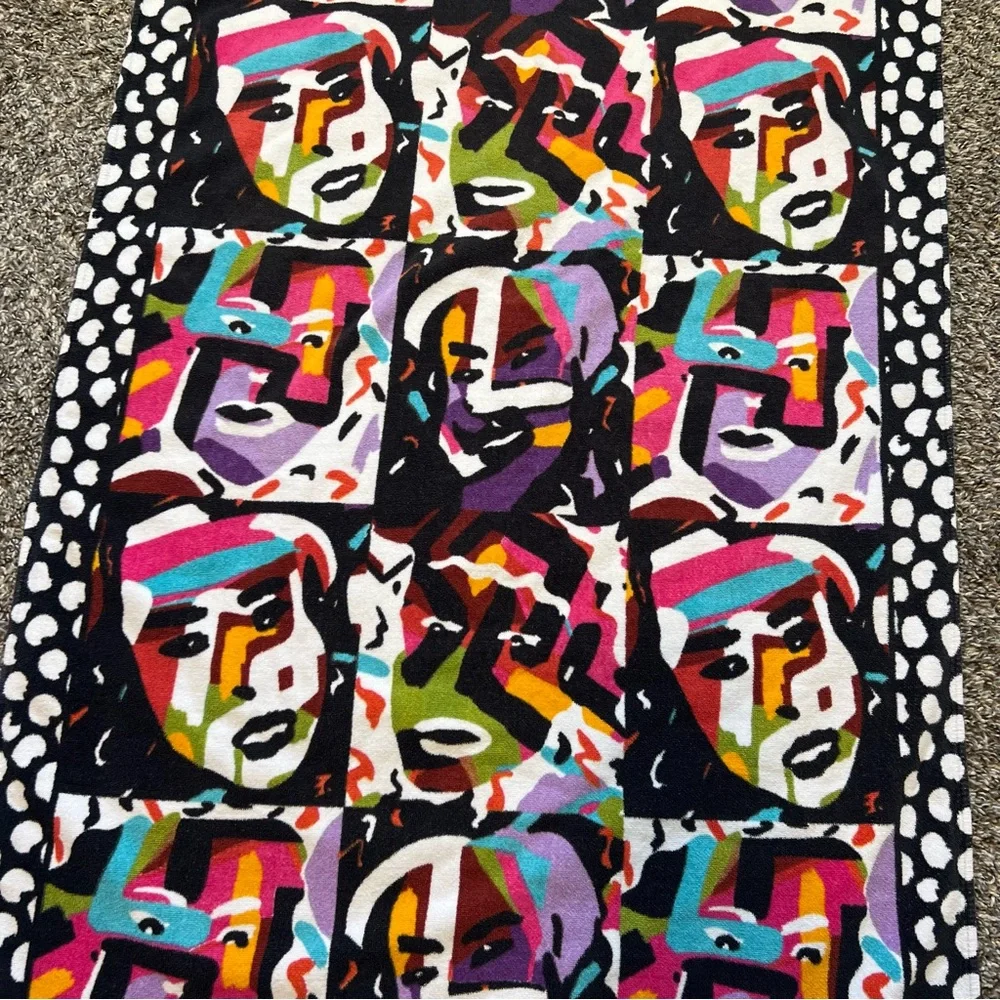 Missoni Pelin Guven Vintage Pop Art Faces Pattern Bath Towel‎